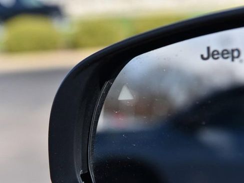 Used 2025 Jeep Compass Latitude image 10