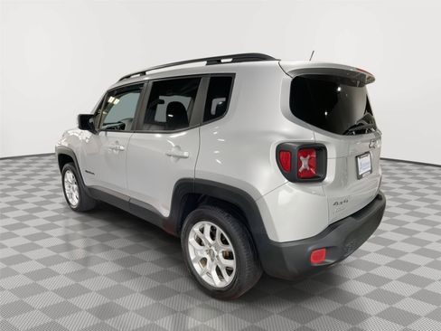 Used 2017 Jeep Renegade Latitude w/ Cold Weather Group AWD/4WD image 9