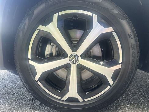 New 2025 Volkswagen Tiguan SE image 10