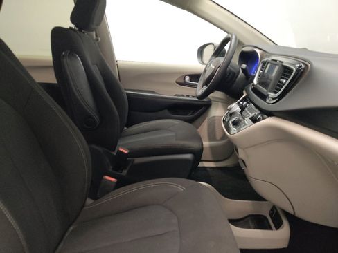 Used 2022 Chrysler Voyager LX image 21