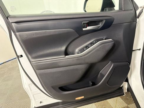 Used 2024 Toyota Highlander XLE image 11