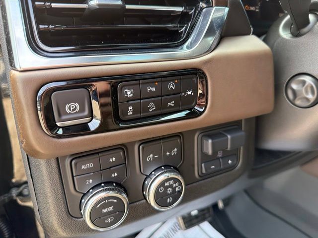 Used 2025 GMC Yukon Denali Ultimate AWD/4WD image 12