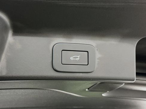 Used 2024 Jaguar F-PACE R-Dynamic S image 32