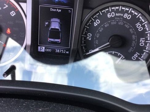 Used 2023 Toyota Tacoma TRD Off-Road image 8