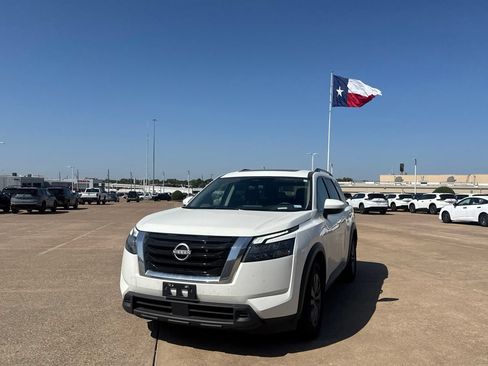 Used 2025 Nissan Pathfinder SV w/ SV Premium Package AWD/4WD image 7