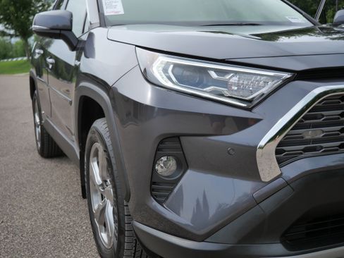 Used 2020 Toyota RAV4 Limited AWD/4WD image 17