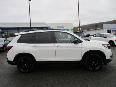 Certified 2025 Honda Passport Black Edition image 4