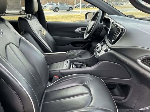 Used 2025 Chrysler Pacifica Limited image 10