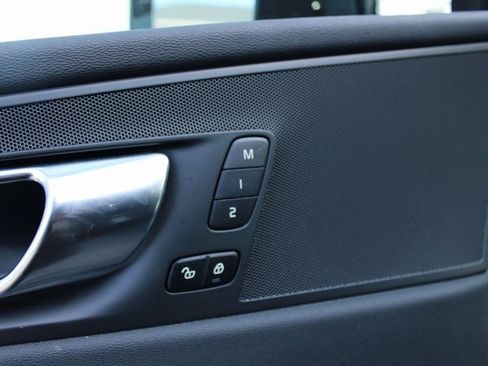 Used 2025 Volvo XC60 B5 Plus image 12