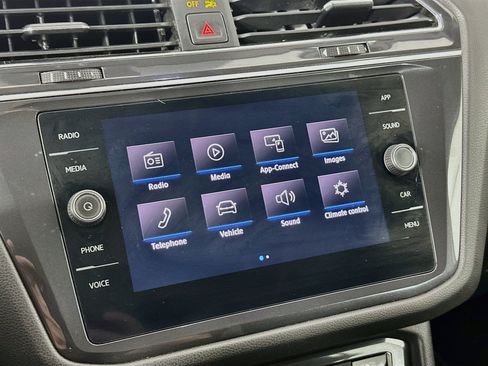 Used 2020 Volkswagen Tiguan SE w/ Panoramic Sunroof Package FWD image 19