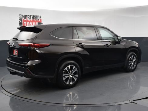 Used 2022 Toyota Highlander XLE AWD/4WD image 4