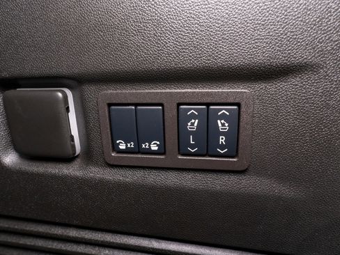 Used 2024 Chevrolet Suburban RST w/ Luxury Package image 35