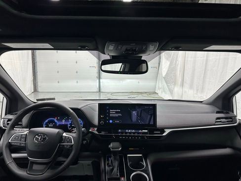 Used 2025 Toyota Sienna XSE image 44