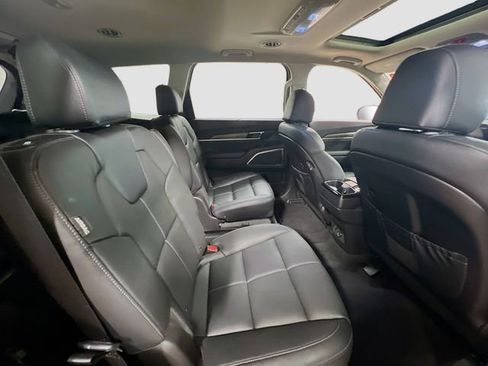 Used 2024 Kia Telluride EX w/ EX Captain's Chair Package image 31