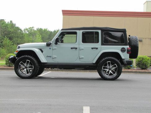 Used 2024 Jeep Wrangler Unlimited w/ Convenience Group AWD/4WD image 5
