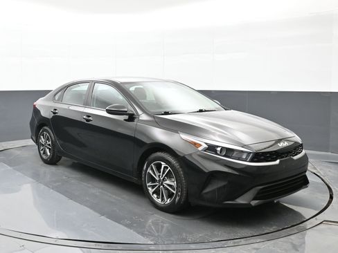 Used 2023 Kia Forte LXS image 2