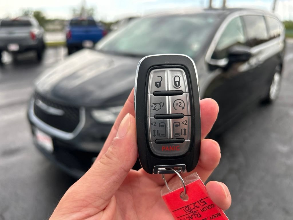 Used 2025 Chrysler Pacifica Select FWD image 41