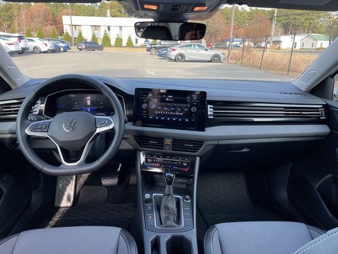 Used 2025 Volkswagen Jetta SE image 12