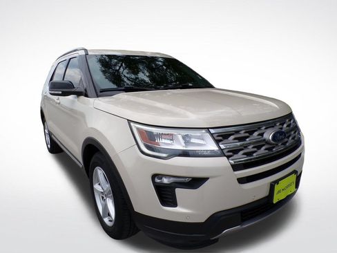 Used 2018 Ford Explorer XLT w/ Equipment Group 202A FWD image 7