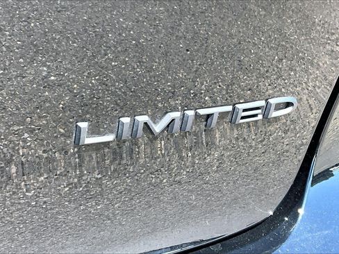 Used 2026 Chrysler Pacifica Limited w/ Uconnect Theater Family Group FWD image 30