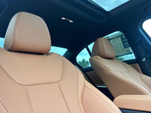 Used 2025 BMW 330i Sedan w/ Premium Package image 20