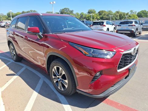 Used 2024 Toyota Highlander LE image 8