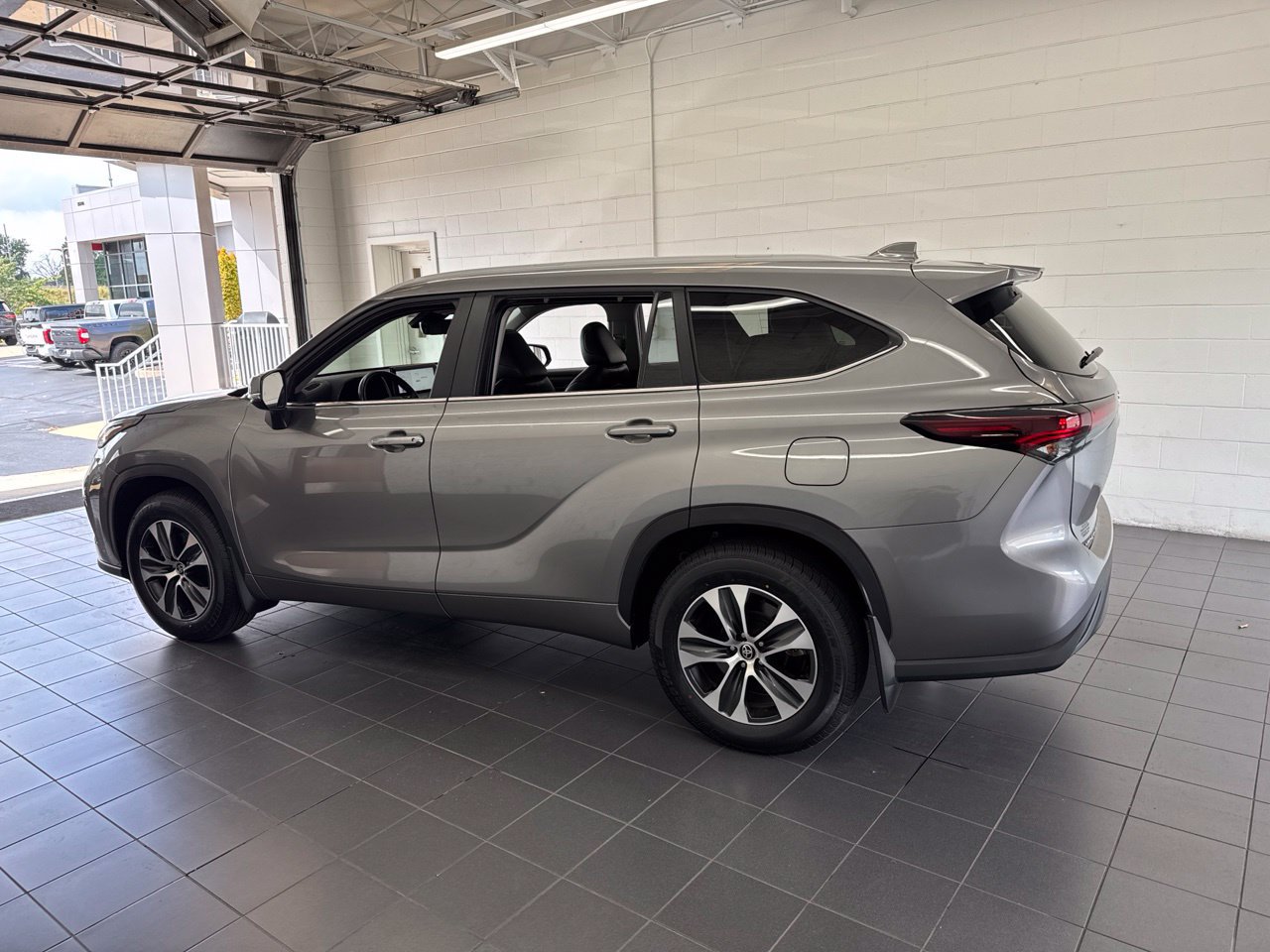 Used 2025 Toyota Highlander XLE AWD/4WD image 5