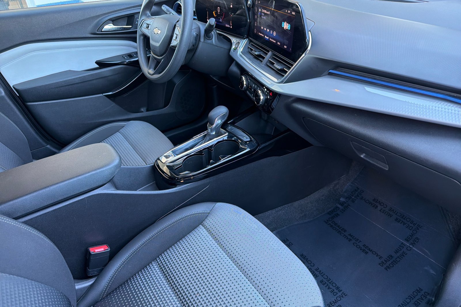 Used 2025 Chevrolet Trax LT FWD image 13