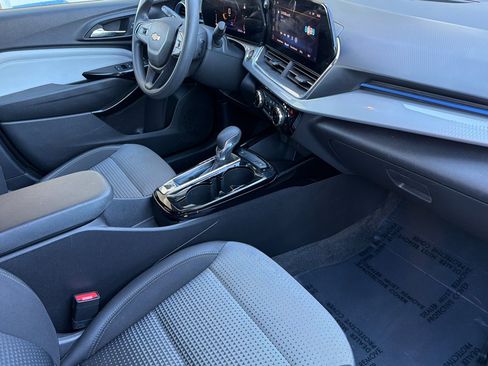 Used 2025 Chevrolet Trax LT FWD image 13