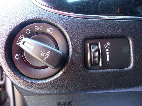 Used 2016 Dodge Grand Caravan SXT image 23