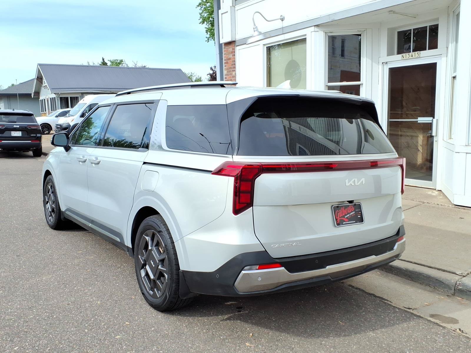 Used 2025 Kia Carnival SX FWD image 8