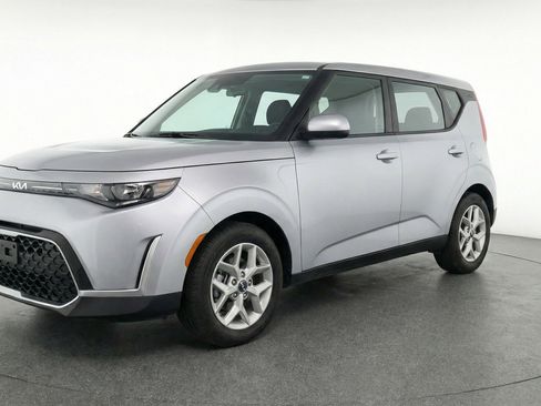 Used 2025 Kia Soul LX w/ LX Technology Package image 3