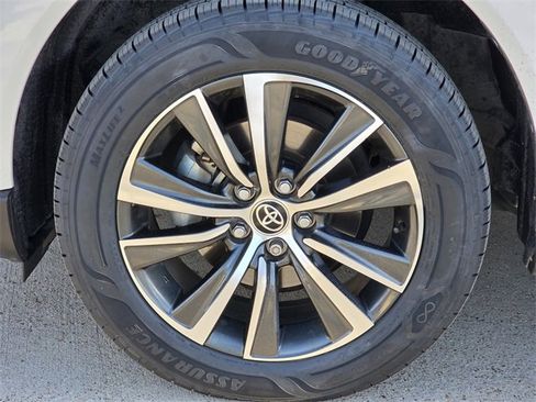 Used 2021 Toyota Venza LE image 10