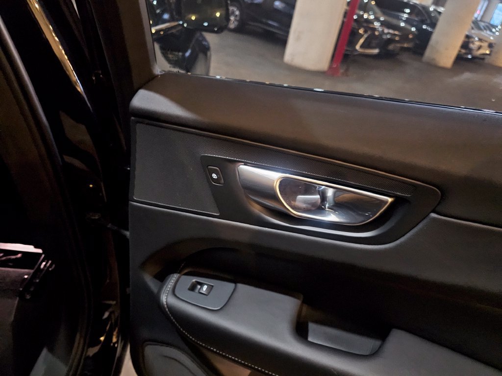 Certified 2024 Volvo XC60 T8 Ultimate w/ Protection Package Premier AWD/4WD image 7