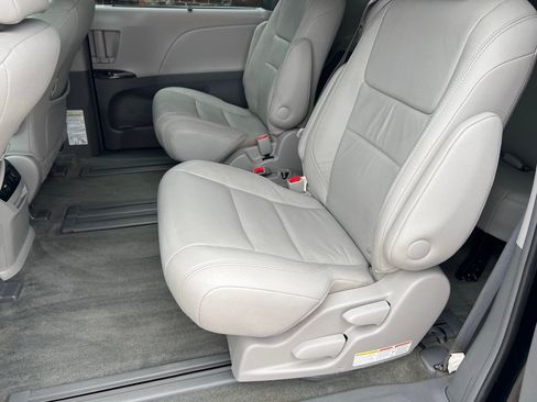 Used 2017 Toyota Sienna XLE Premium w/ Protection Package FWD image 10