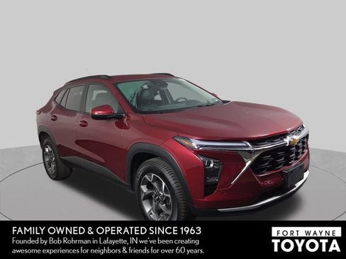 Used 2024 Chevrolet Trax LT w/ LT Convenience Package FWD image 4