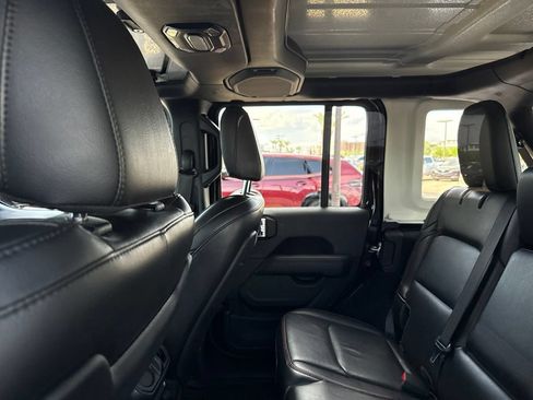 Used 2023 Jeep Wrangler Unlimited Rubicon w/ Cold Weather Group AWD/4WD image 15