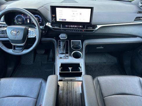 Used 2025 Toyota Sienna XLE Woodland Edition image 3