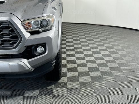 Used 2020 Toyota Tacoma TRD Sport AWD/4WD image 9