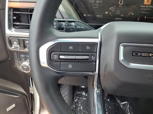 Used 2025 GMC Yukon Denali AWD/4WD image 7