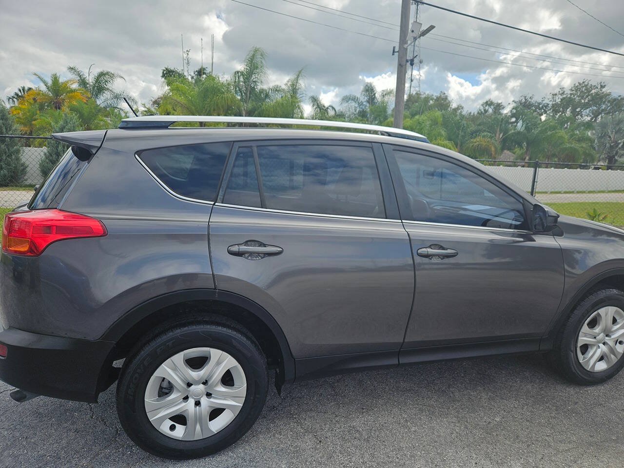 Used 2014 Toyota RAV4 LE FWD image 4