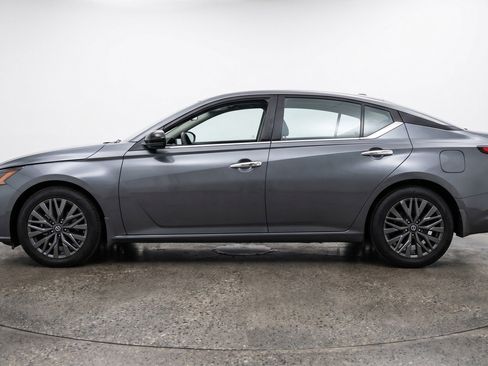 Used 2025 Nissan Altima 2.5 SV FWD image 5