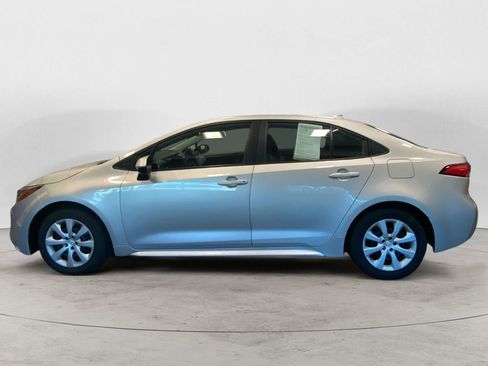 Used 2022 Toyota Corolla LE image 2