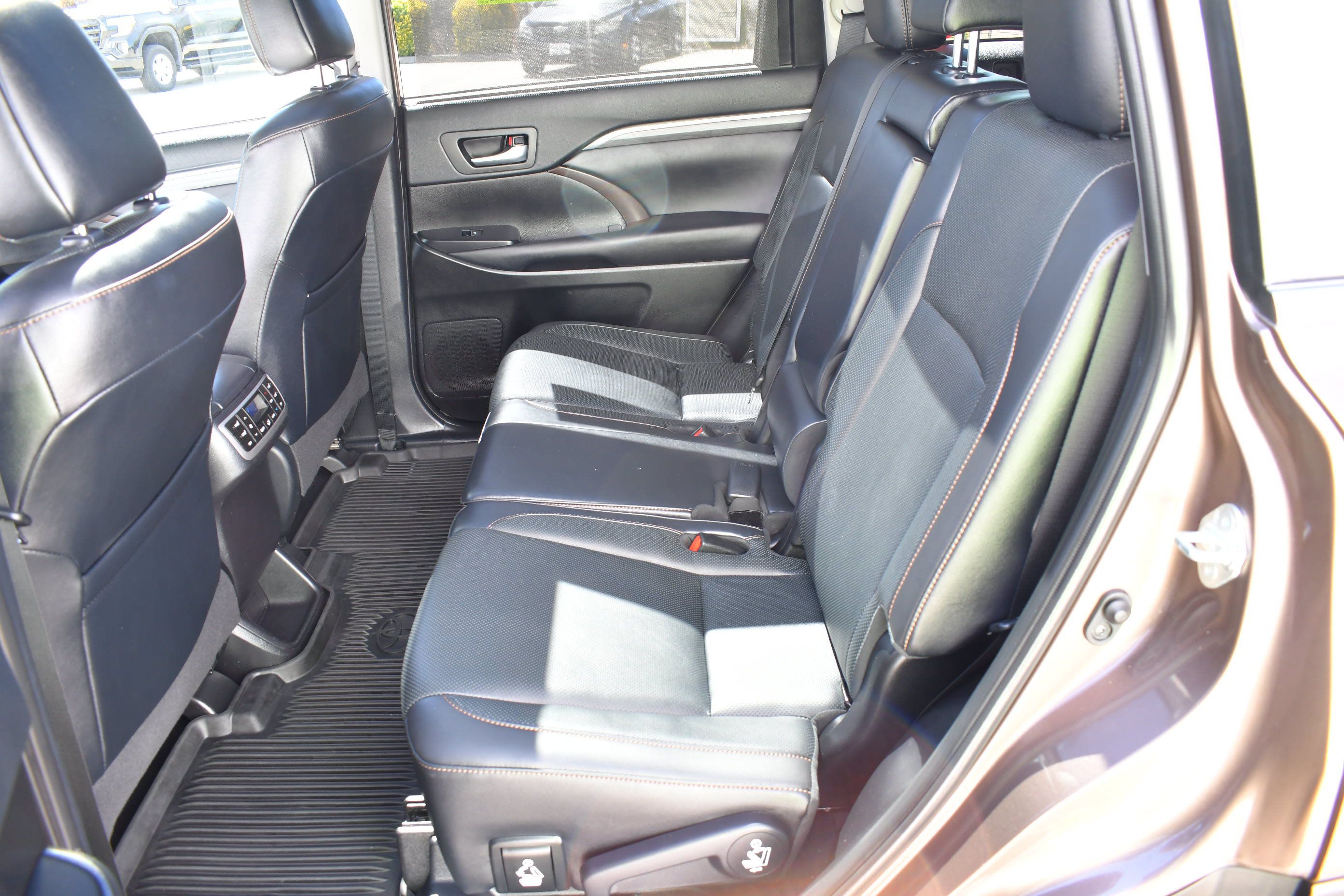 Used 2019 Toyota Highlander Limited Platinum AWD/4WD image 26