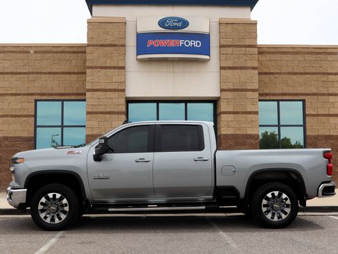 Used 2025 Chevrolet Silverado 2500 LT w/ Texas Edition AWD/4WD image 9