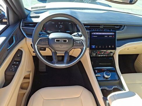 Used 2024 Jeep Grand Cherokee Limited image 12