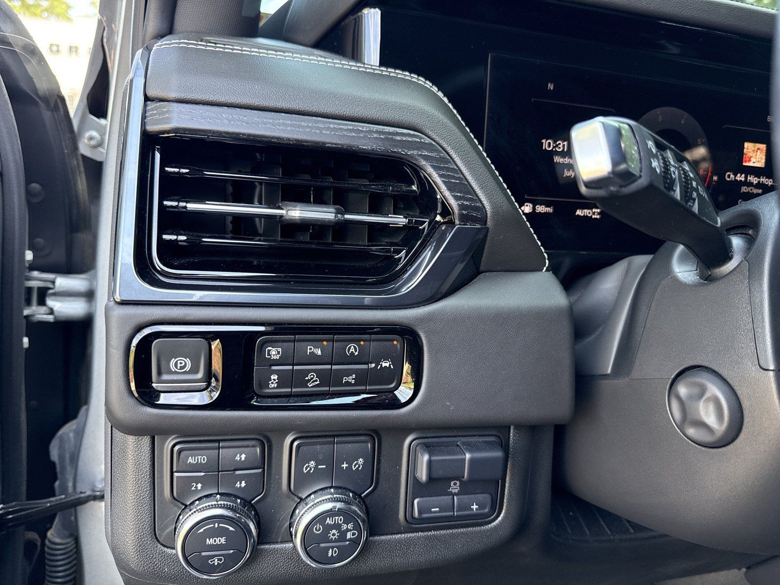 Used 2025 GMC Yukon AT4 Ultimate AWD/4WD image 15