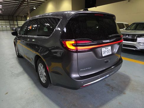 Used 2023 Chrysler Pacifica Touring-L FWD image 8