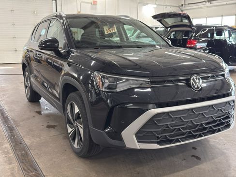 Used 2025 Volkswagen Taos SE AWD/4WD image 2