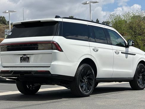 New 2026 Lincoln Navigator Reserve AWD/4WD image 3